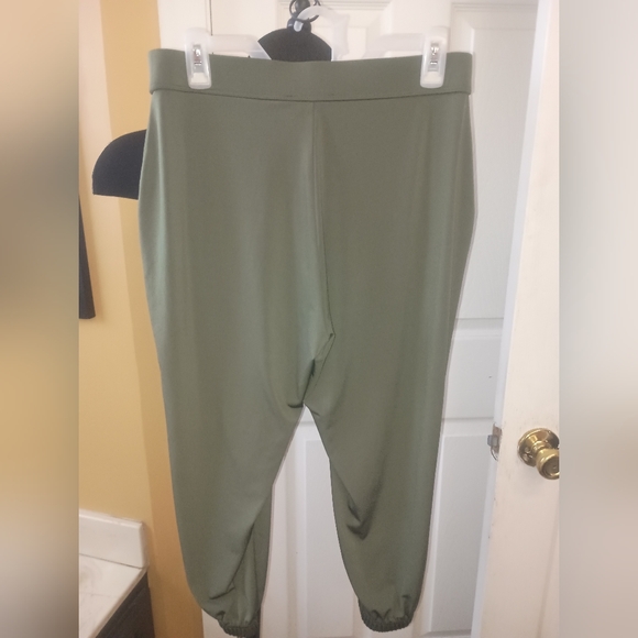 Lisa Rinna Collection Olive Capris - Picture 2 of 5